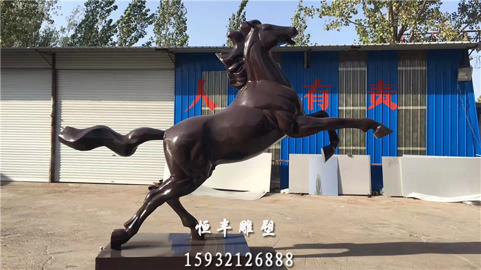不锈钢马雕塑